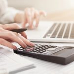 Jak wybrać sprzęt gospodarstwa domowego do mieszkania? Funkcjonalny poradnik dla osób urządzających wnętrza